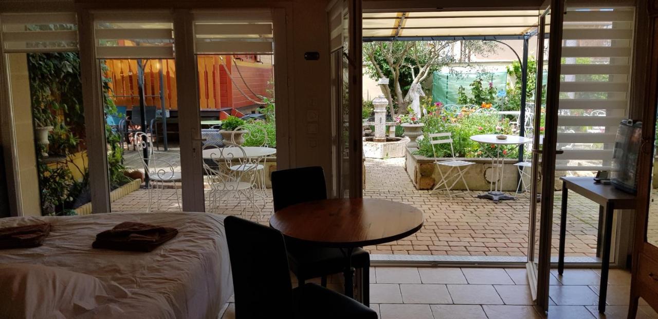 Maison D'Hotes Et Roulotte" Le 6 Bis" Romans-sur-Isere Bagian luar foto